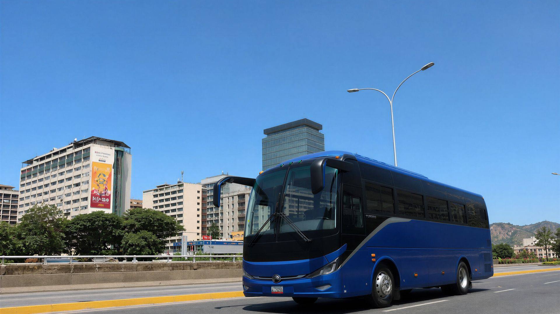 Autobús Yutong recorriendo una autopista de Caracas con El Ávila de fondo