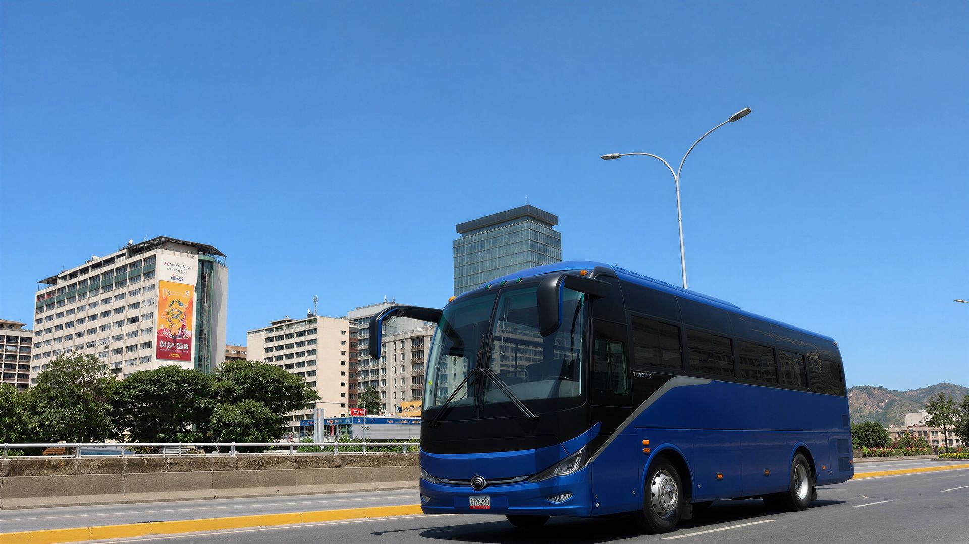 Autobús Yutong recorriendo una autopista de Caracas con El Ávila de fondo