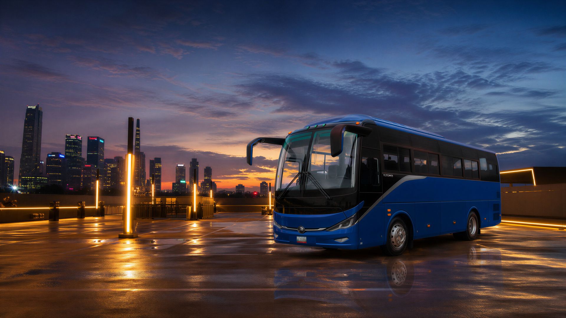Autobús Yutong iluminado frente al skyline de la ciudad al anochecer